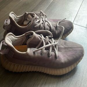 Grey Yeezy SIZE 4.5 KIDS